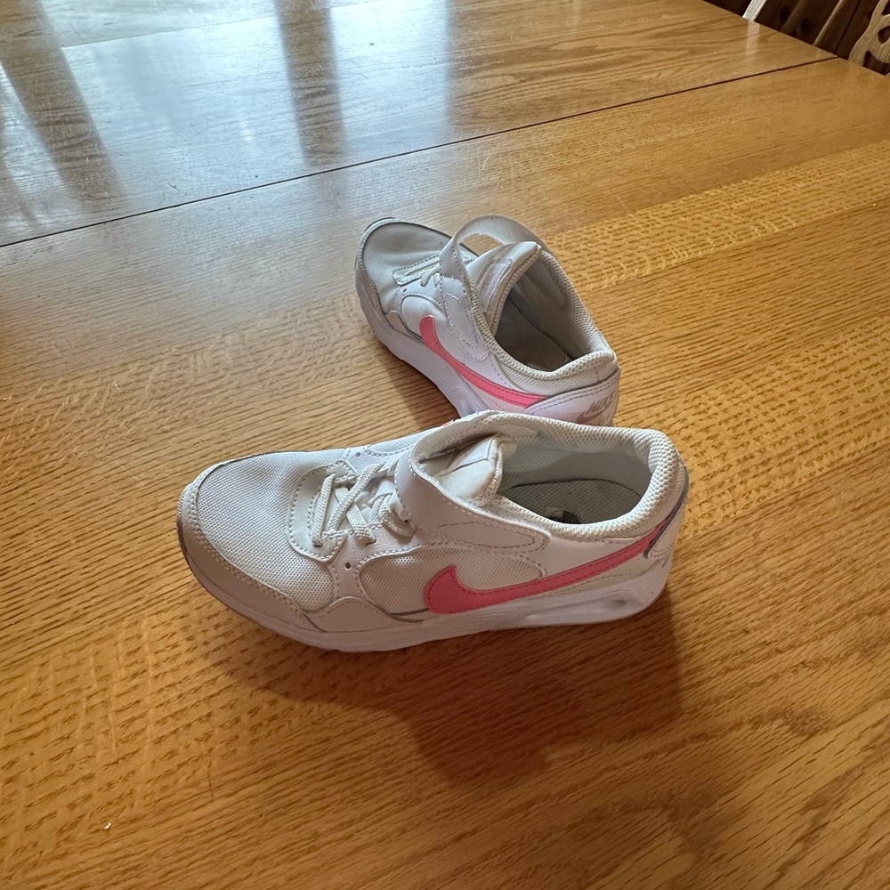 Girls Nike sneakers, worn twice. Excellent shape